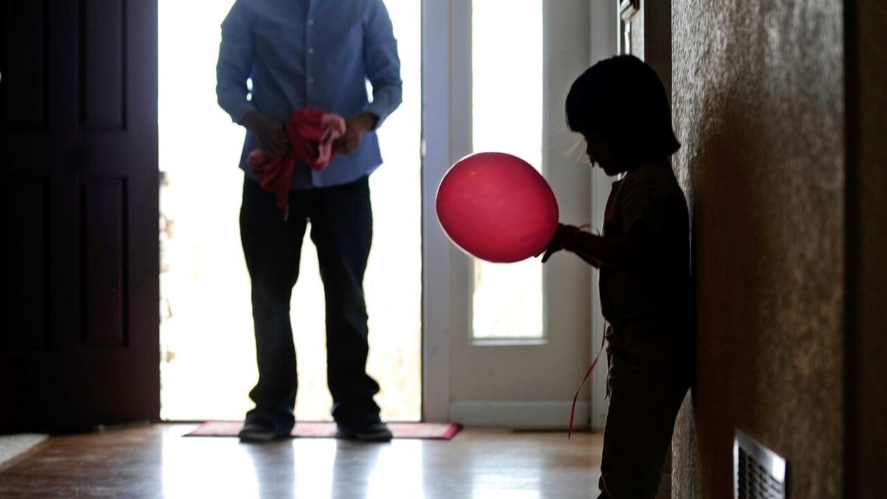 Otec rodič dieťa autizmus autista balón ilu 1140px (SITA/AP)